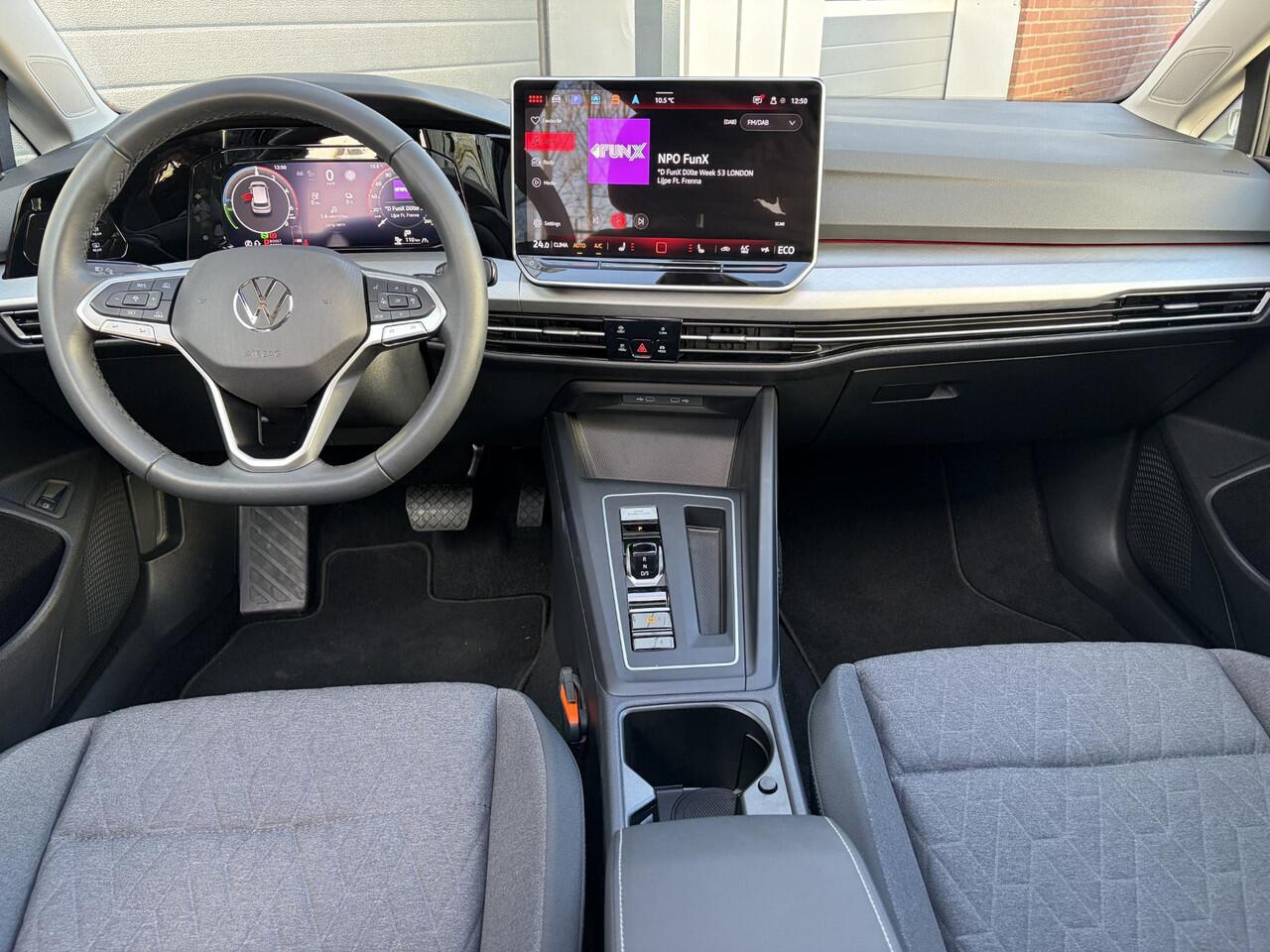 Volkswagen GOLF 1.5 eHybrid Life Edition | Pano | LED | Camera | Parkeer sensoren |