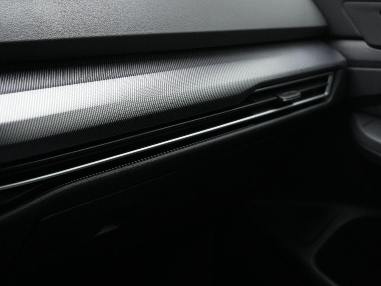 Volkswagen GOLF 1.5 eHybrid GTE 272 pk DSG | Trekhaak | Head-up display | IQ Light | Stuur-/stoelverwarming | Achteruitrijcamera