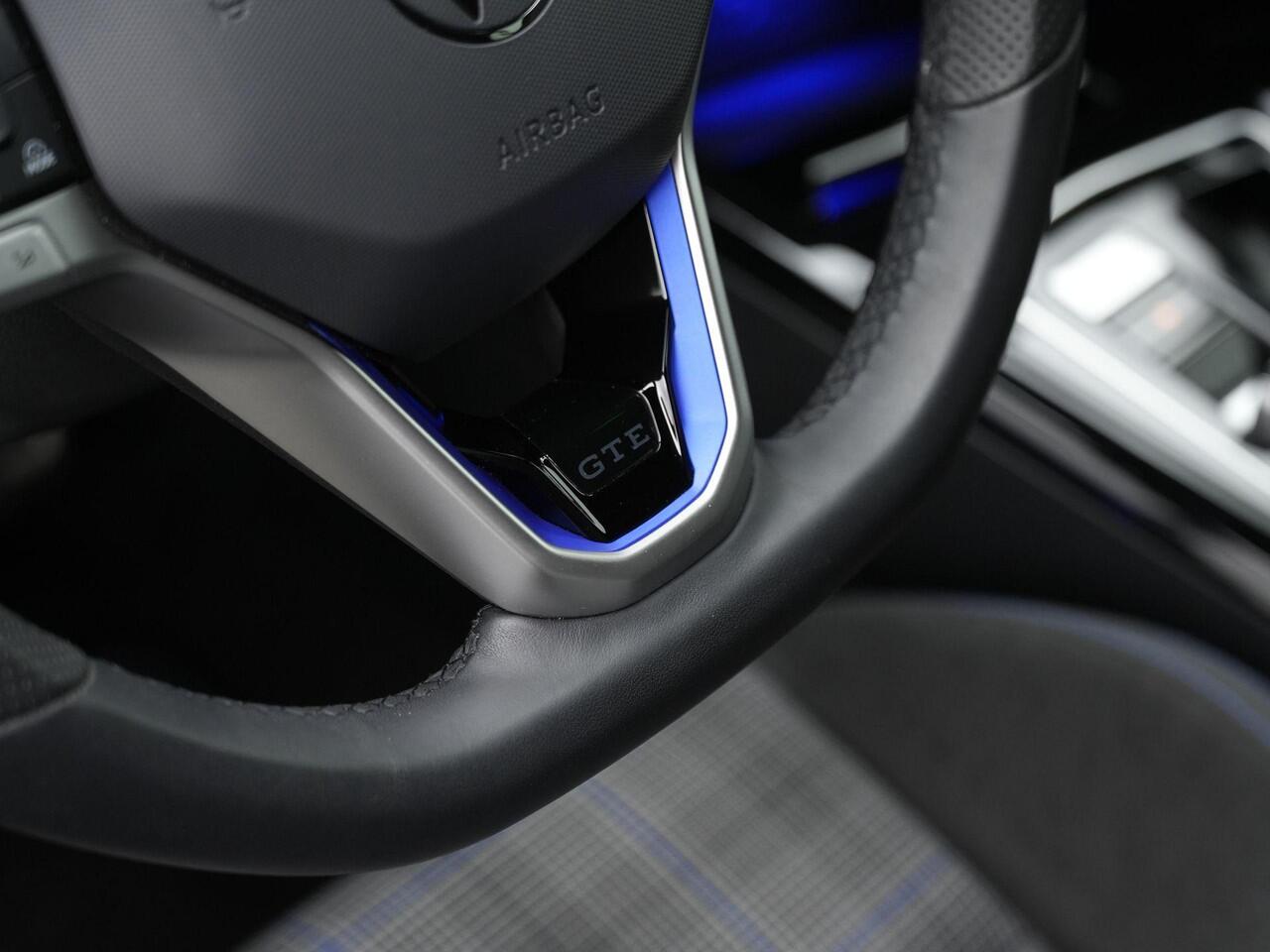 Volkswagen GOLF 1.5 eHybrid GTE 272 pk DSG | Trekhaak | Head-up display | IQ Light | Stuur-/stoelverwarming | Achteruitrijcamera