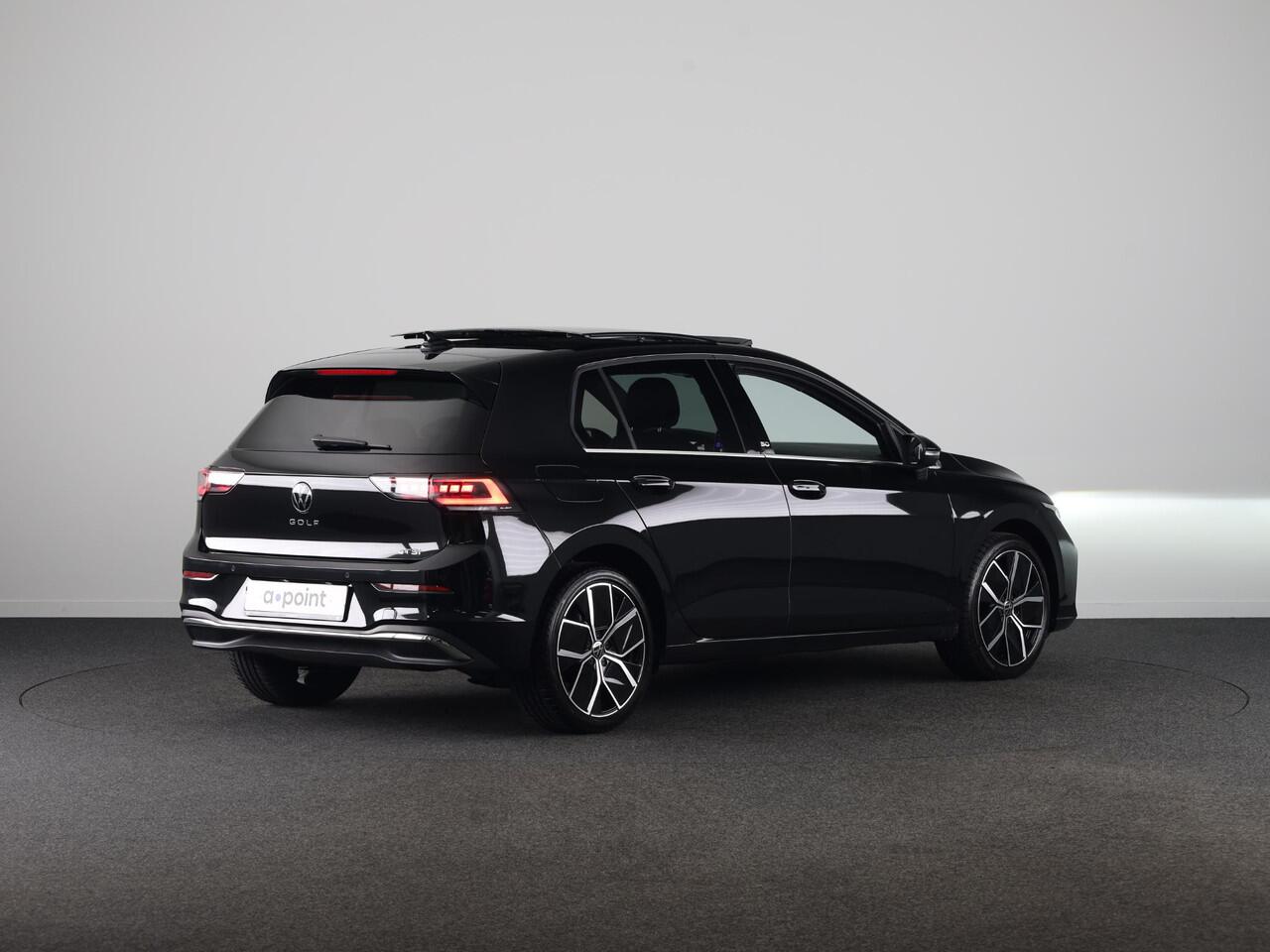 Volkswagen GOLF 1.5 eTSI 50 Jahre Edition 150 pk Automaat (DSG) | Navigatie | Panoramadak | Parkeersensoren | Achteruitrijcamera | Matrix LED koplampen | Stoelverwarming |