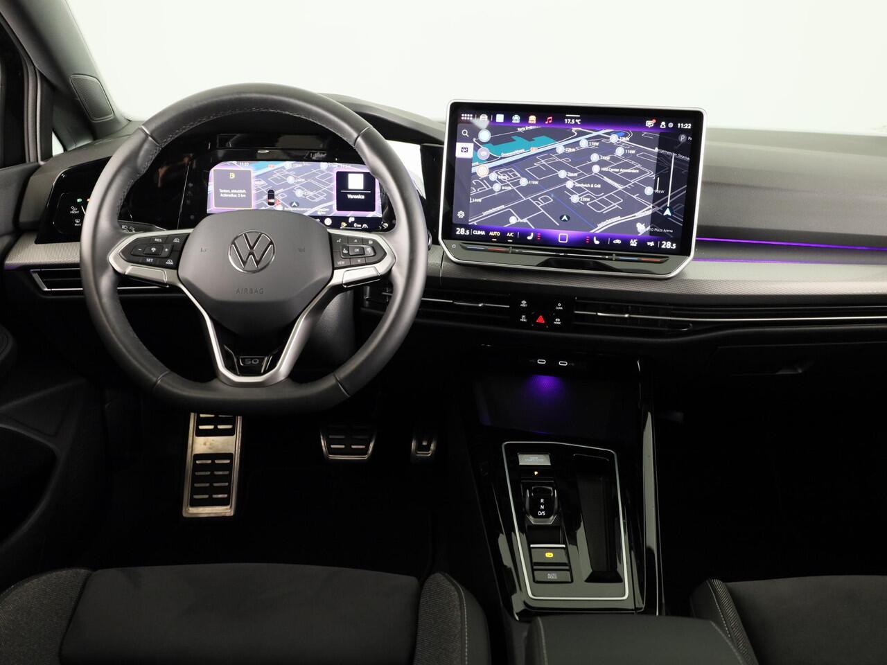 Volkswagen GOLF 1.5 eTSI 50 Jahre Edition 150 pk Automaat (DSG) | Navigatie | Panoramadak | Parkeersensoren | Achteruitrijcamera | Matrix LED koplampen | Stoelverwarming |