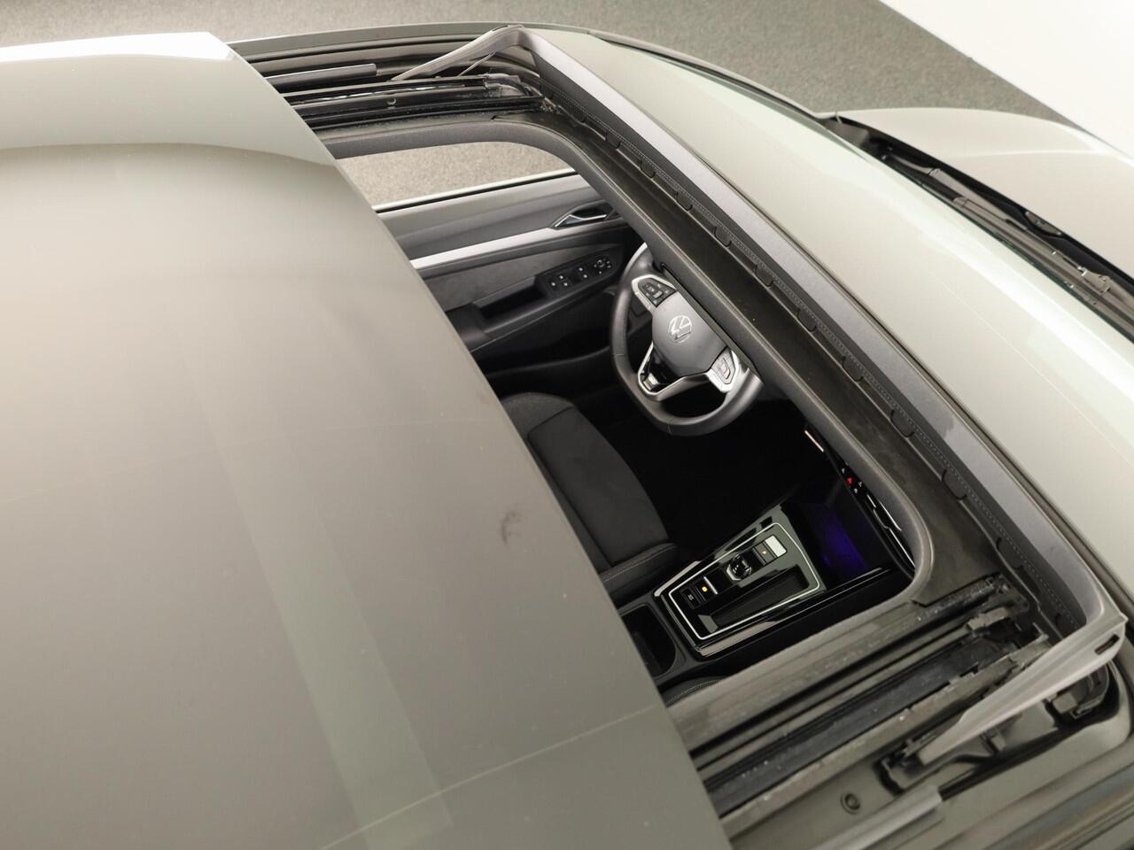 Volkswagen GOLF 1.5 eTSI 50 Jahre Edition 150 pk Automaat (DSG) | Navigatie | Panoramadak | Parkeersensoren | Achteruitrijcamera | Matrix LED koplampen | Stoelverwarming |