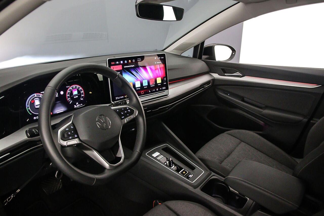 Volkswagen GOLF Life Edition 1.5 TSI eHybrid 204pk DSG Automaat Adaptive cruise control, Achteruitrijcamera, LED koplampen, Stoelverwarming, App connect, Stuurwiel verwarmd