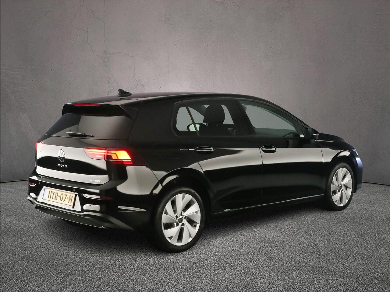 Volkswagen GOLF Life Edition 1.5 TSI eHybrid 204pk DSG Automaat Adaptive cruise control, Achteruitrijcamera, LED koplampen, Stoelverwarming, App connect, Stuurwiel verwarmd