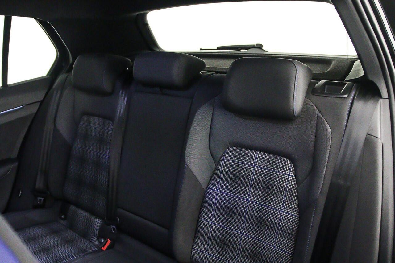 Volkswagen GOLF GTE 1.5 TSI eHybrid 272pk DSG Automaat Panoramadak, Adaptive cruise control, Head up display, Black style, LED matrix koplampen, 360 camera, Stuurwiel verwarmd