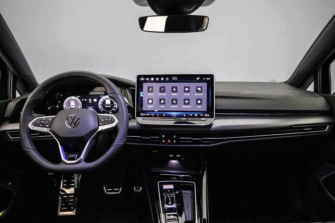 Volkswagen GOLF GTE 1.5 TSI eHybrid 272pk DSG Automaat Panoramadak, Adaptive cruise control, Head up display, Black style, LED matrix koplampen, 360 camera, Stuurwiel verwarmd