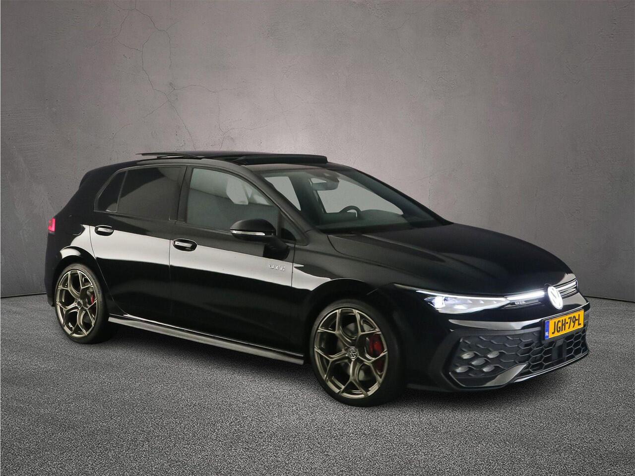 Volkswagen GOLF GTE 1.5 TSI eHybrid 272pk DSG Automaat Panoramadak, Adaptive cruise control, Head up display, Black style, LED matrix koplampen, 360 camera, Stuurwiel verwarmd