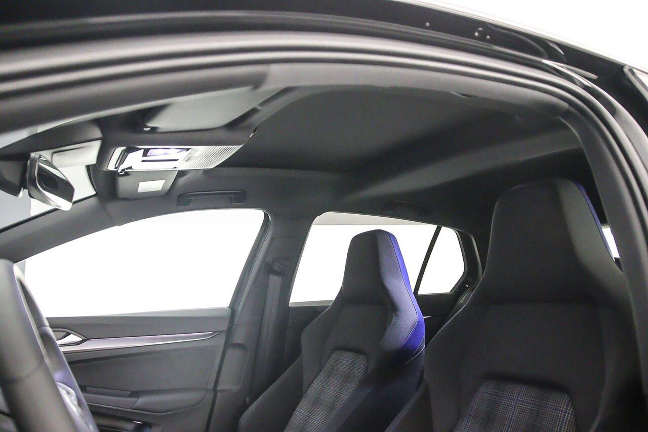 Volkswagen GOLF GTE 1.5 TSI eHybrid 272pk DSG Automaat Panoramadak, Adaptive cruise control, Head up display, Black style, LED matrix koplampen, 360 camera, Stuurwiel verwarmd