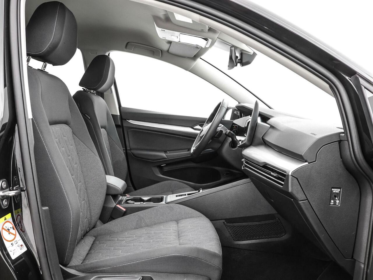 Volkswagen GOLF 1.5 eHybrid 204pk DSG Life Edition · Camera · Apple/Android Car Play · Stoel&- Stuurverwarming · Sfeerverlichting · 18'' Inch · Garantie t/m 13-05-2029 of 100.000km