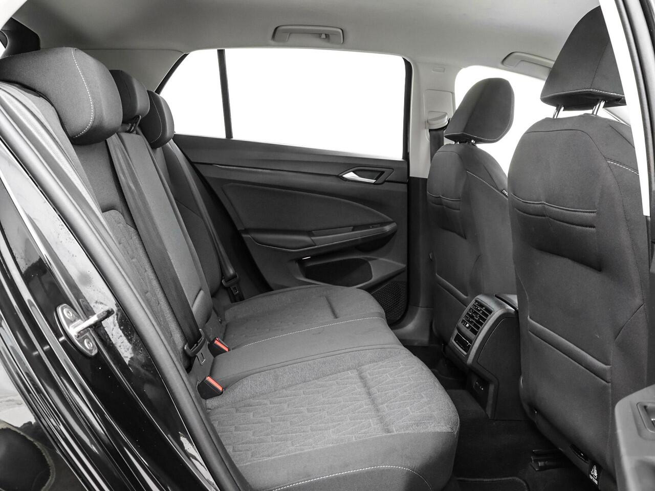 Volkswagen GOLF 1.5 eHybrid 204pk DSG Life Edition · Camera · Apple/Android Car Play · Stoel&- Stuurverwarming · Sfeerverlichting · 18'' Inch · Garantie t/m 13-05-2029 of 100.000km