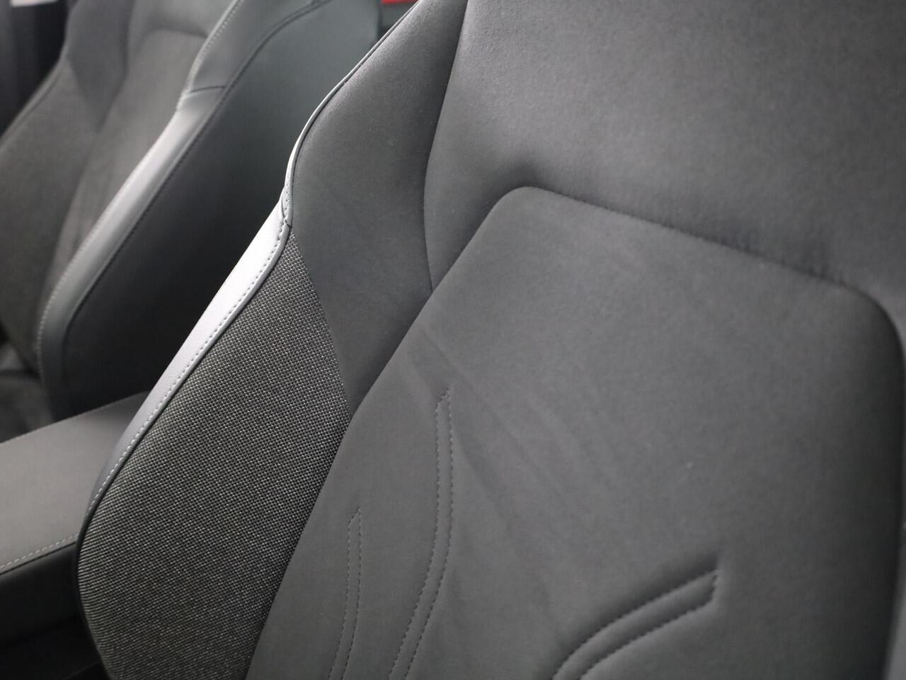 Volkswagen GOLF 1.5 eHybrid Style Edition 204 PK PHEV | Verlengde garantie | Panorama dak | 18 " LM velgen |