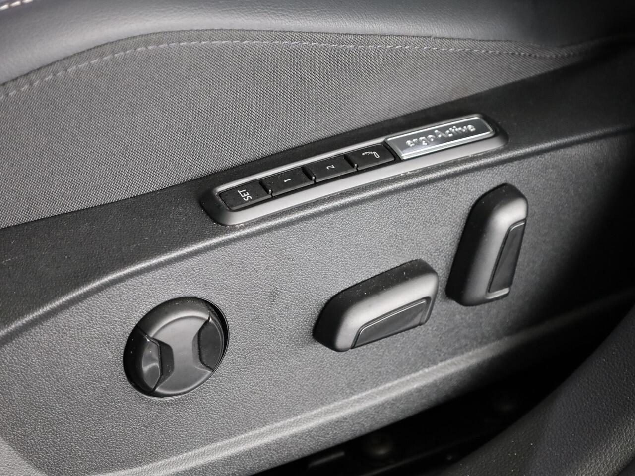 Volkswagen GOLF 1.5 eHybrid Style Edition 204 PK PHEV | Verlengde garantie | Panorama dak | 18 " LM velgen |