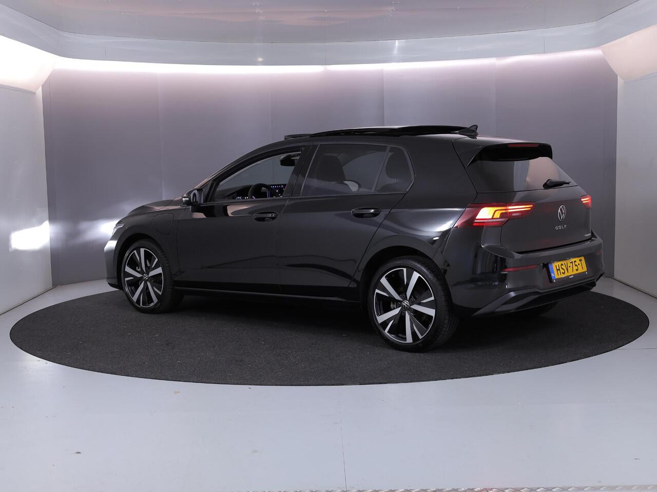 Volkswagen GOLF 1.5 eHybrid Life Edition 204 PK PHEV | Verlengde garantie | Panorama dak | 18 "LM velgen |