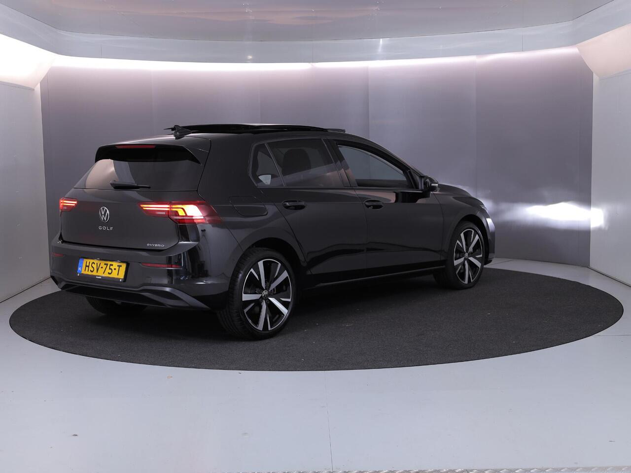 Volkswagen GOLF 1.5 eHybrid Life Edition 204 PK PHEV | Verlengde garantie | Panorama dak | 18 "LM velgen |