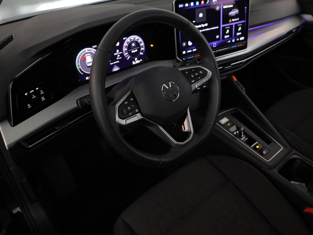 Volkswagen GOLF 1.5 eHybrid Life Edition 204 PK PHEV | Verlengde garantie | Panorama dak | 18 "LM velgen |