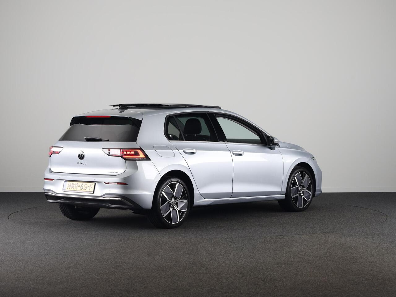 Volkswagen GOLF 1.5 eHybrid Style Edition 204 PK PHEV | Panorama dak | Navigatie | Verlengde garantie | 18 " LM velgen |