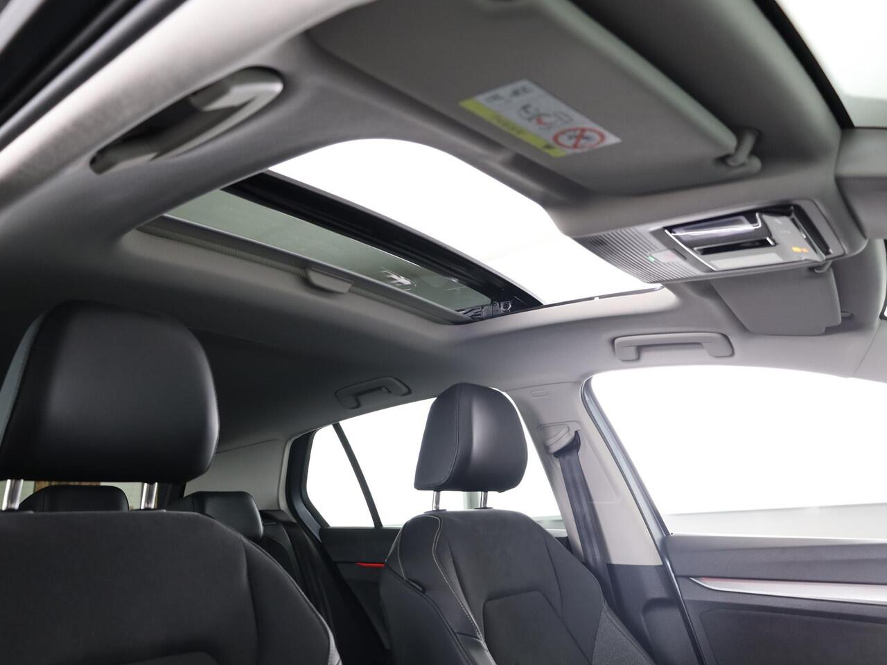 Volkswagen GOLF 1.5 eHybrid Style Edition 204 PK PHEV | Panorama dak | Navigatie | Verlengde garantie | 18 " LM velgen |