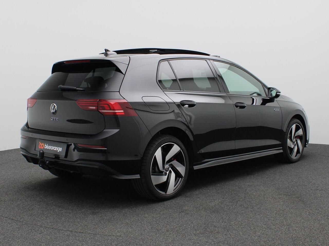 Volkswagen GOLF 1.5 eHybrid GTE 272PK DSG Pano-Schuifdak, Trekhaak, 18" LM Velgen, Achteruitrijcamera, Stoel-Stuurverwarming, Head-Up Display, Keyless, Adaptieve Cruise Control