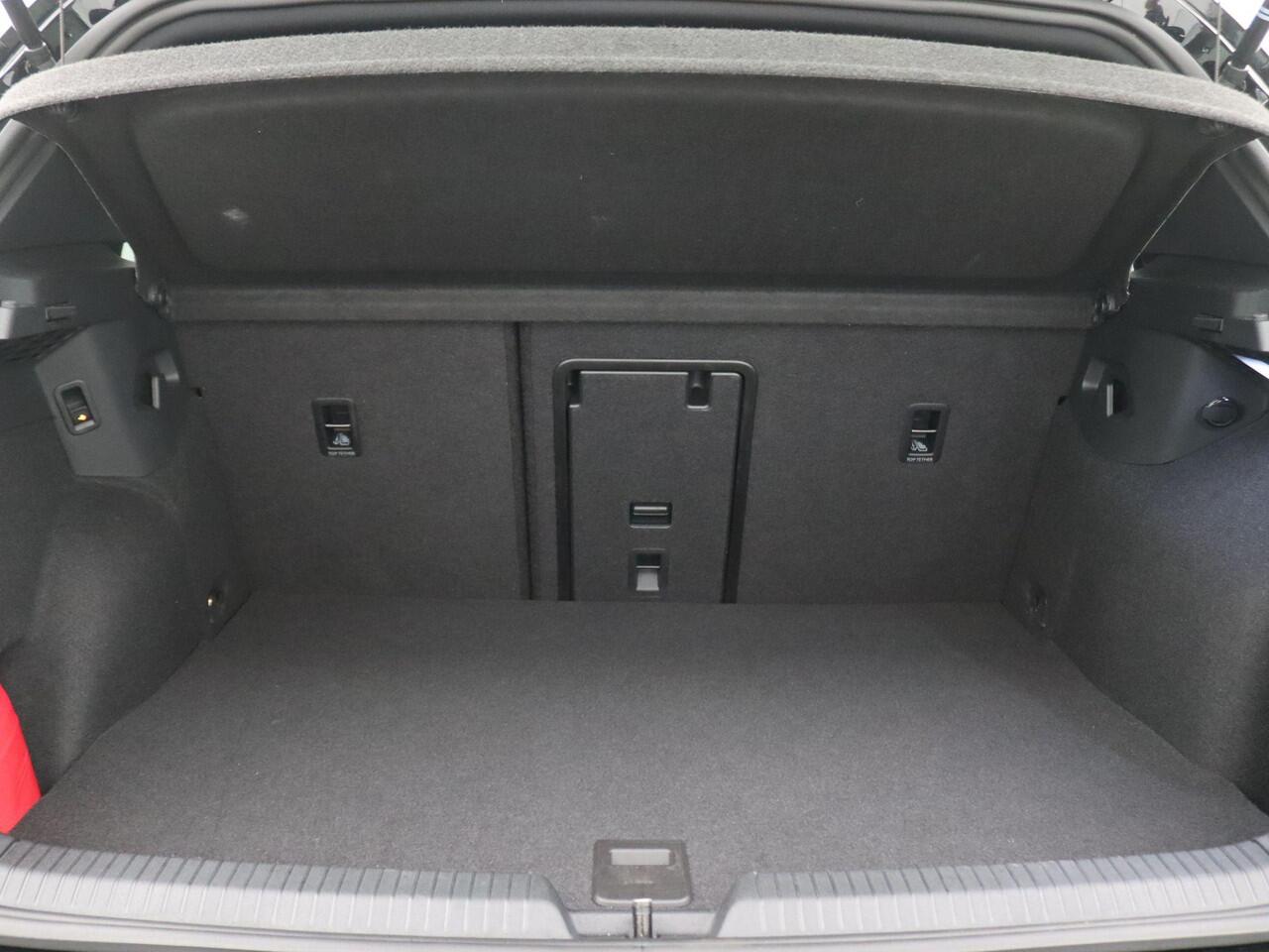 Volkswagen GOLF 1.5 eHybrid GTE 272PK DSG Pano-Schuifdak, Trekhaak, 18" LM Velgen, Achteruitrijcamera, Stoel-Stuurverwarming, Head-Up Display, Keyless, Adaptieve Cruise Control