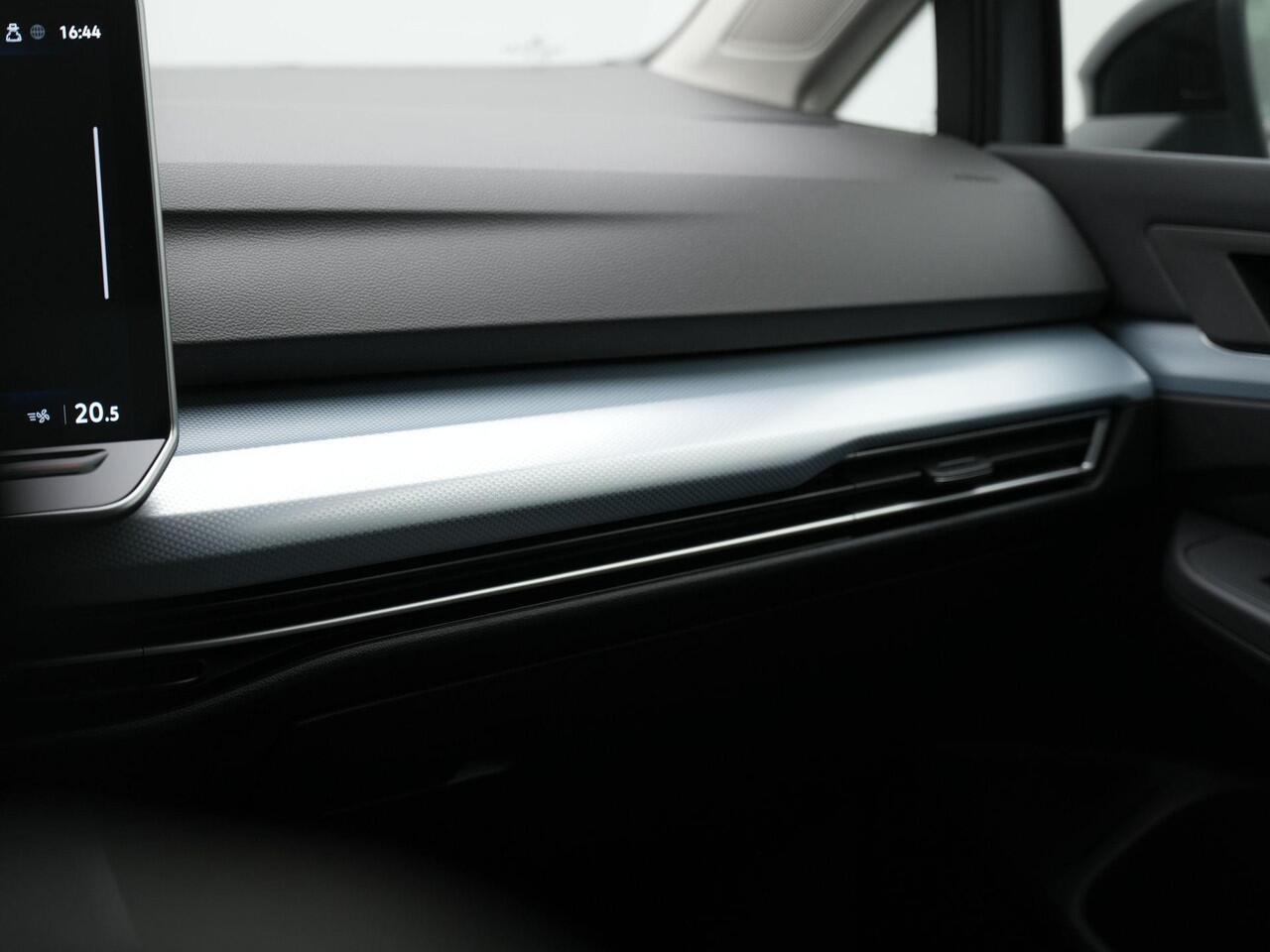 Volkswagen GOLF Variant 1.5 eTSI 150 pk DSG Life | Trekhaak | 360 camera | Stuur-/stoelverwarming | Adaptive Cruise | Navigatie