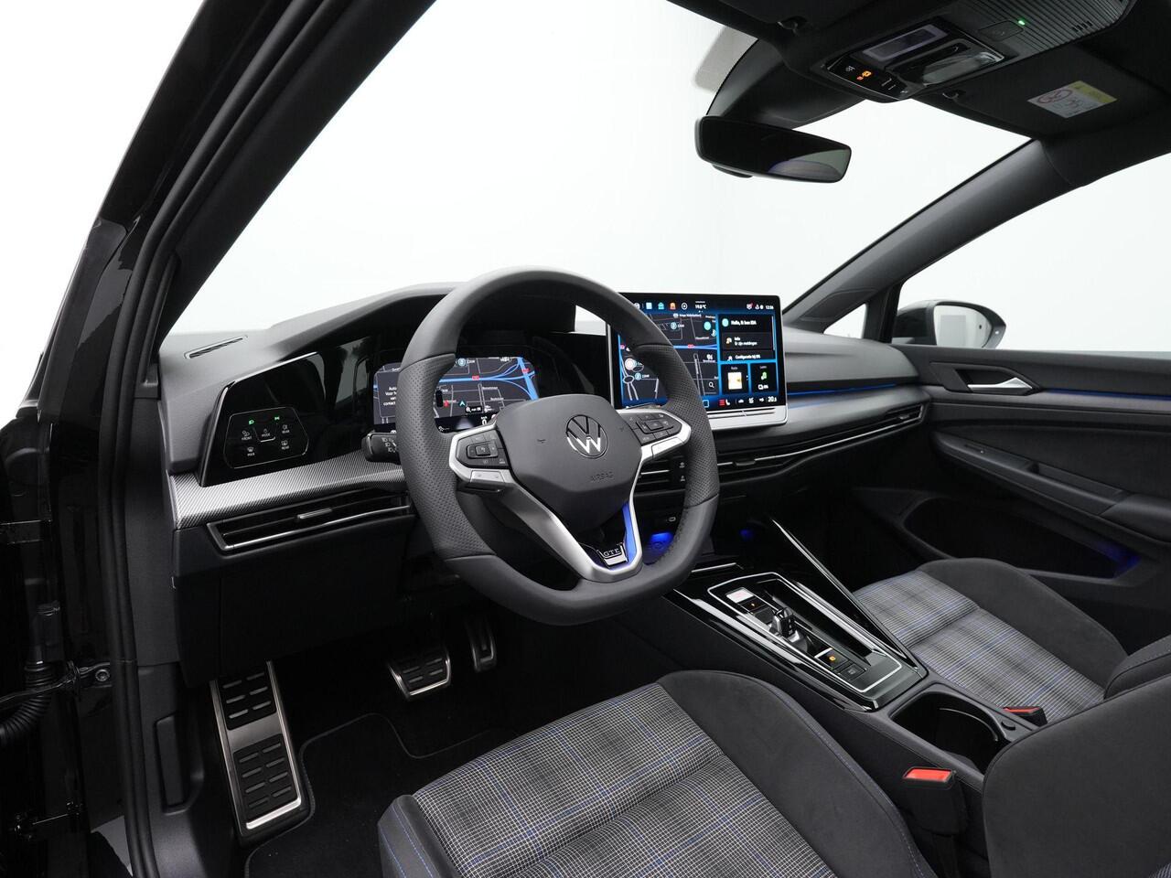 Volkswagen GOLF 1.5 eHybrid 272 pk GTE | Panoramadak | Head-up display | IQ Light | Stuur-/stoelverwarming | Achteruitrijcamera