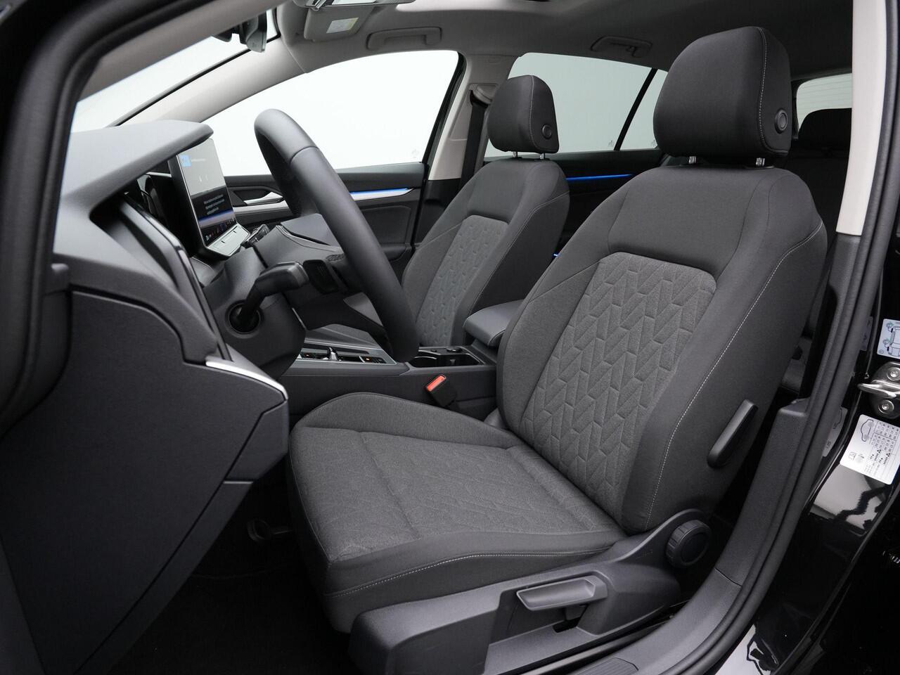 Volkswagen GOLF 1.5 eHybrid 204 pk Life Edition | Panoramadak | Stuur-/stoelverwarming | Achteruitrijcamera