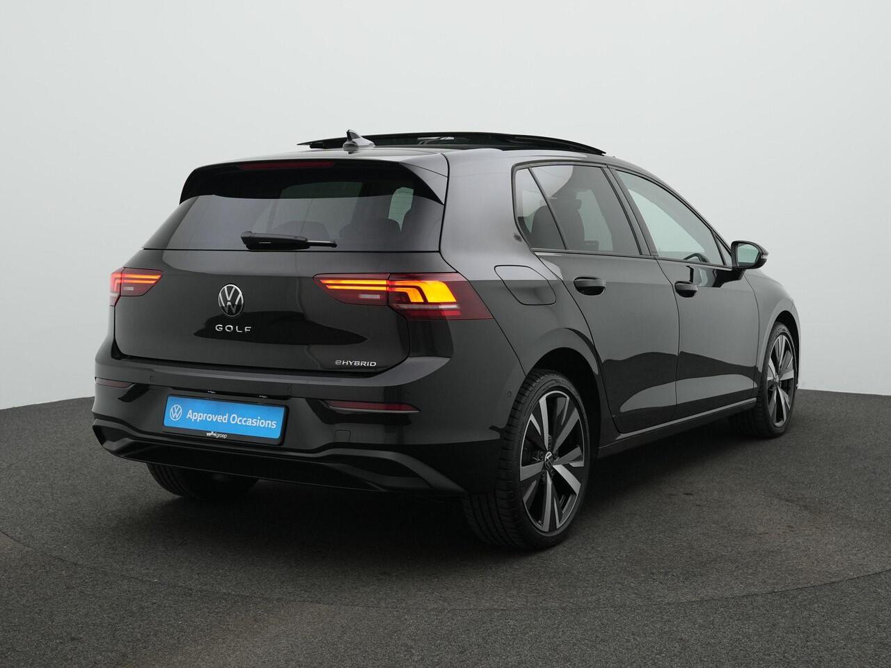 Volkswagen GOLF 1.5 eHybrid 204 pk Life Edition | Panoramadak | Stuur-/stoelverwarming | Achteruitrijcamera
