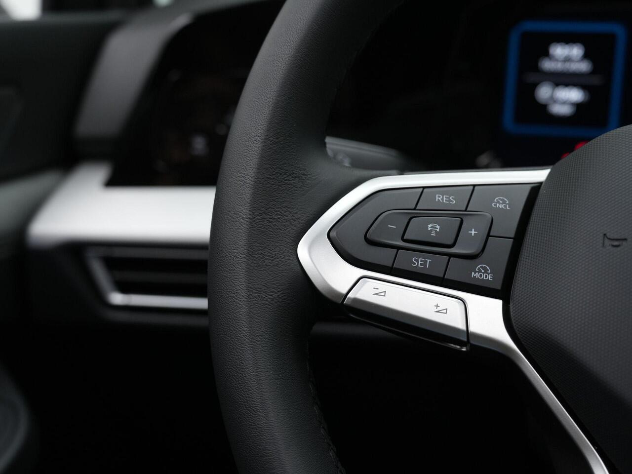 Volkswagen GOLF 1.5 eHybrid 204 pk Life Edition | Panoramadak | Stuur-/stoelverwarming | Achteruitrijcamera