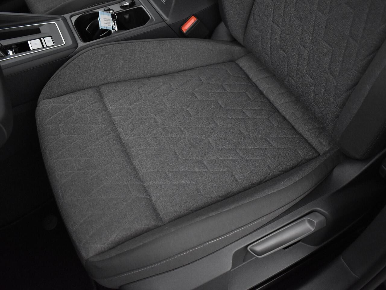 Volkswagen GOLF Life Edition 1.5 eHybrid 204 PK 6 versn. DSG · Achteruitrijcamera · Draadloze telefoonlader · Sfeerverlichting · Stuurwiel verwarmd ·