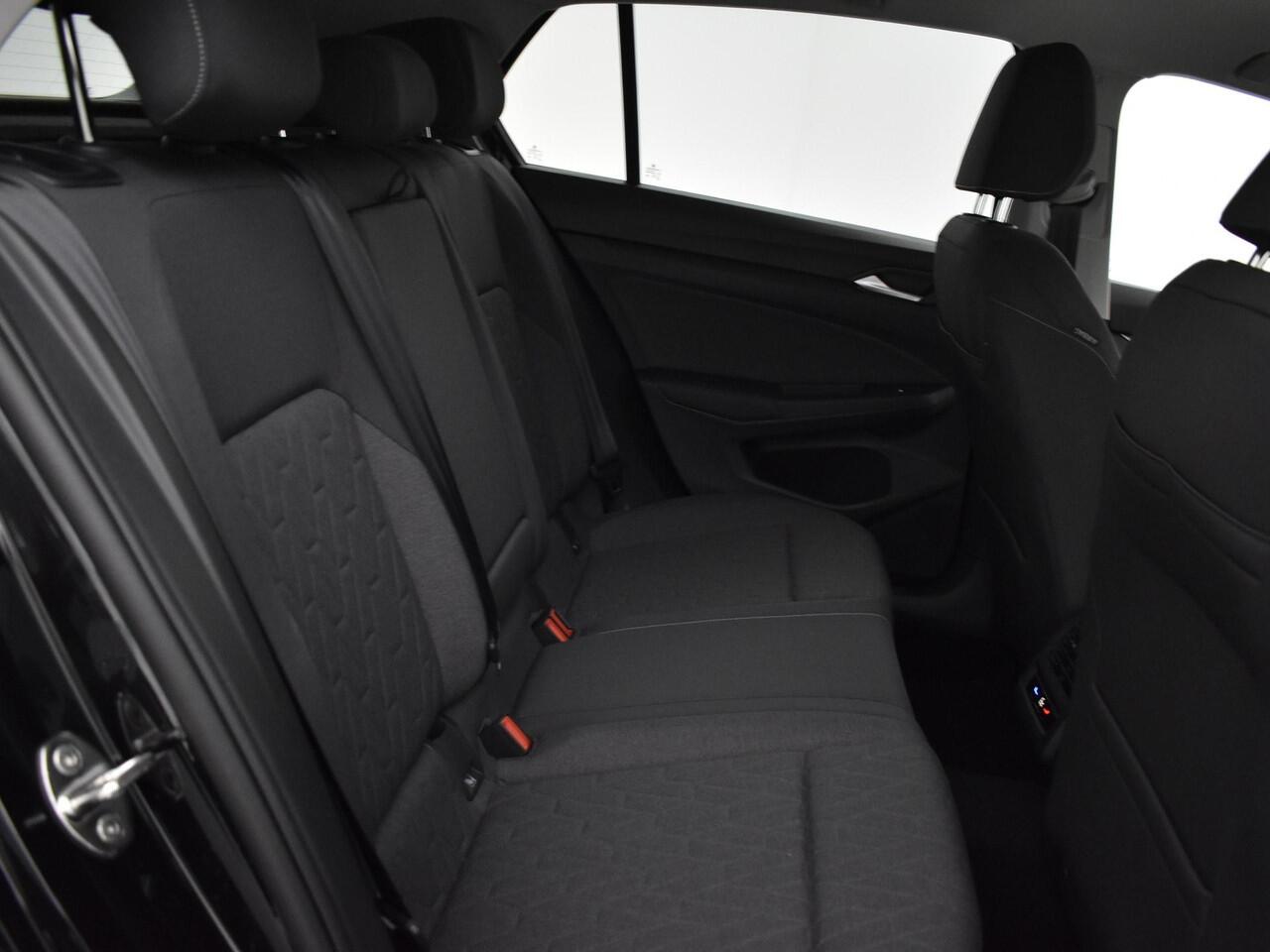 Volkswagen GOLF Life Edition 1.5 eHybrid 204 PK 6 versn. DSG PRIVATE LEASE VANAF ¤459P/M · Achteruitrijcamera · Draadloze telefoonlader · Sfeerverlichting · Stuurwiel verwarmd · Voorraad OUTLET ·