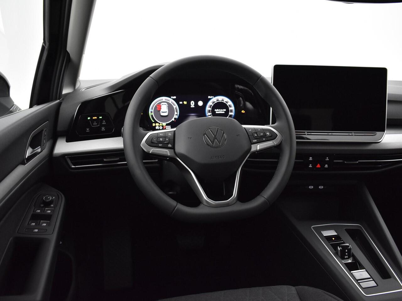 Volkswagen GOLF Life Edition 1.5 eHybrid 204 PK 6 versn. DSG PRIVATE LEASE VANAF ¤459P/M · Achteruitrijcamera · Draadloze telefoonlader · Sfeerverlichting · Stuurwiel verwarmd · Voorraad OUTLET ·