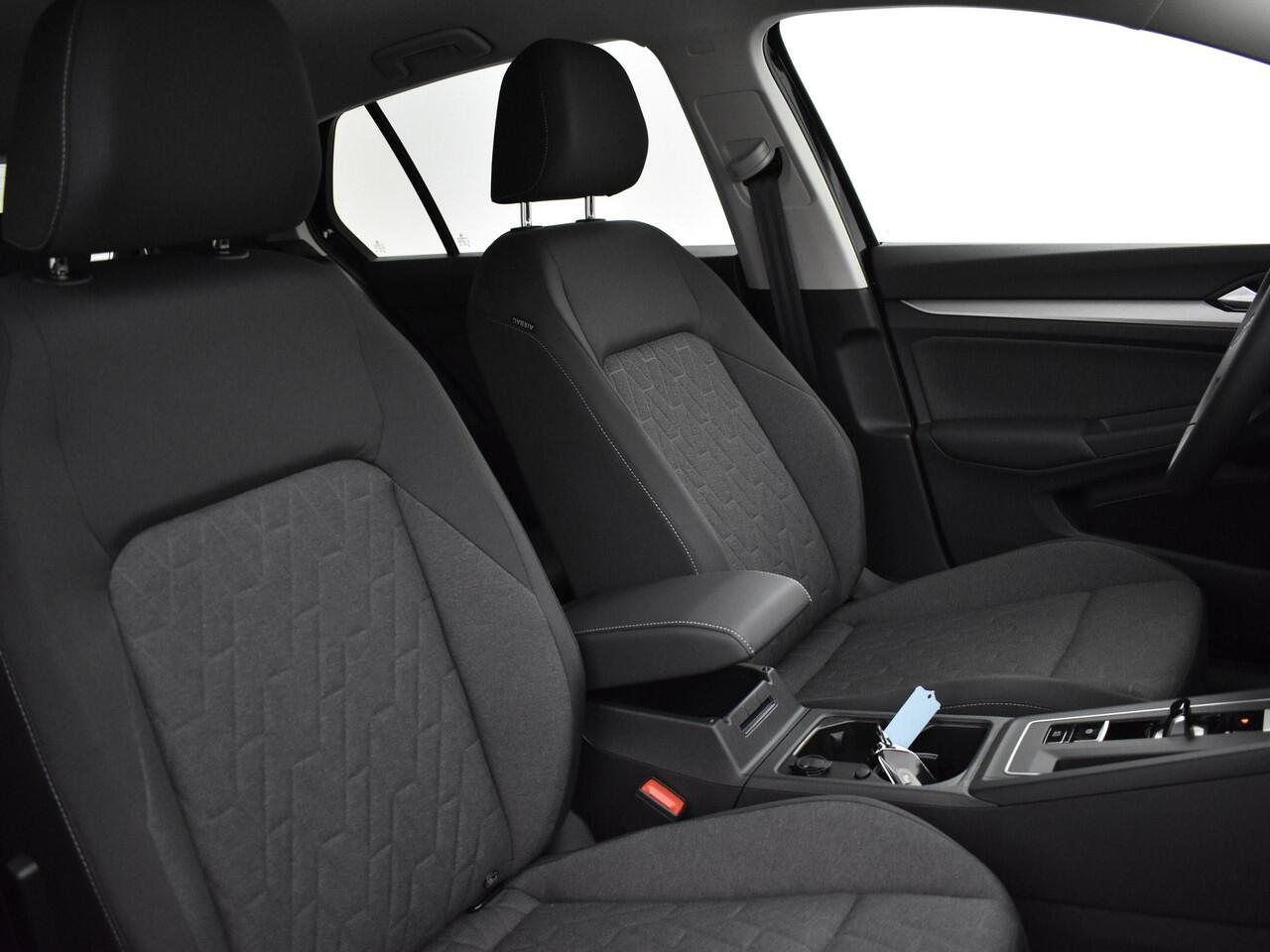 Volkswagen GOLF Life Edition 1.5 eHybrid 204 PK 6 versn. DSG PRIVATE LEASE VANAF ¤459P/M · Achteruitrijcamera · Draadloze telefoonlader · Sfeerverlichting · Stuurwiel verwarmd · Voorraad OUTLET ·