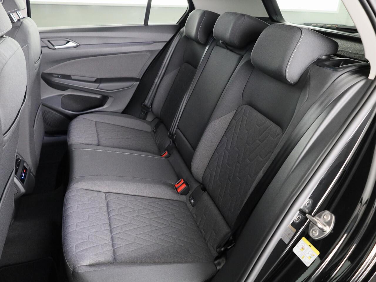 Volkswagen GOLF Life Edition 1.5 eHybrid 204 PK | 17 "LM velgen | Stoel & Stuurverwarming | Camera |