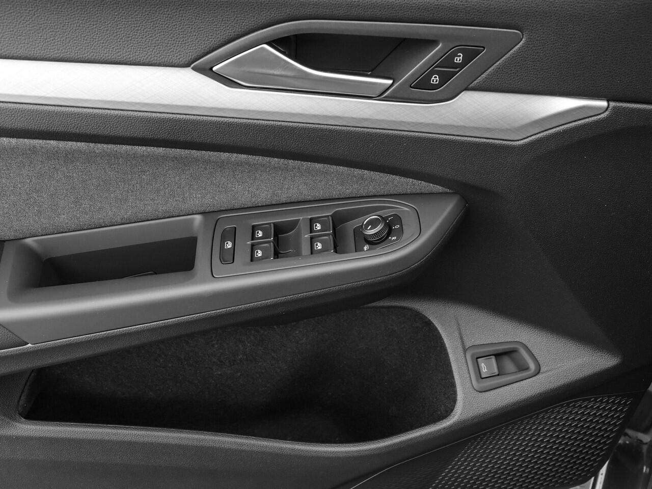 Volkswagen GOLF variant Life Edition 1.5 eTSI 116 pk 7 versn. DSG · Achteruitrijcamera · draadloze telefoonlader · Trekhaak inklapbaar, met elektrische ontgrendeling ·