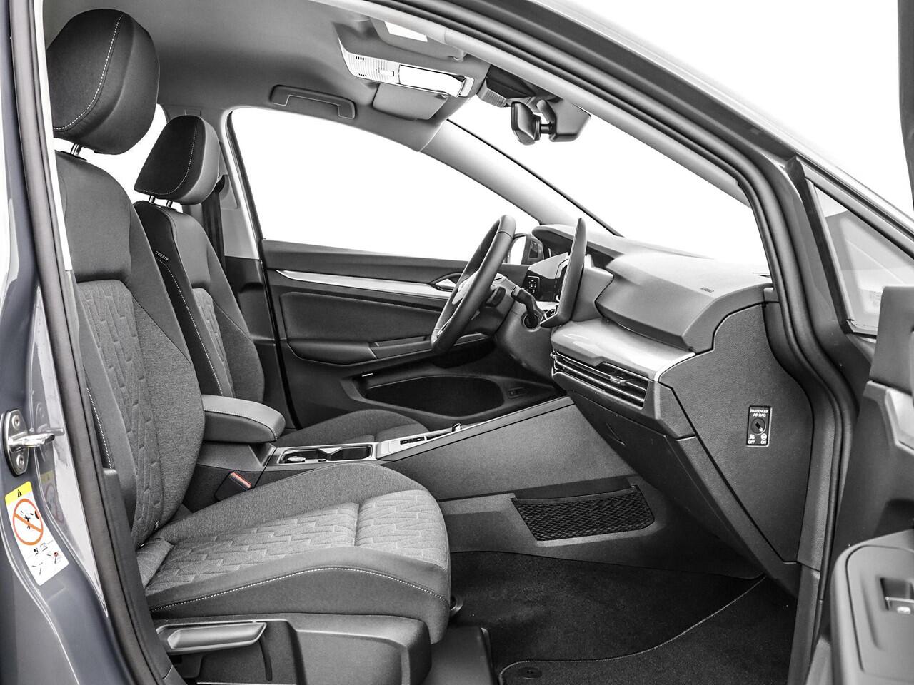 Volkswagen GOLF variant Life Edition 1.5 eTSI 116 pk 7 versn. DSG · Achteruitrijcamera · draadloze telefoonlader · Trekhaak inklapbaar, met elektrische ontgrendeling ·