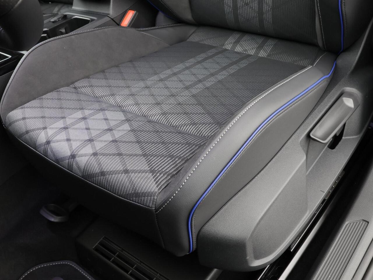 Volkswagen GOLF variant R-Line Edition 1.5 eTSI 150 pk 7 versn. DSG · Assistance Pakket Plus · Panoramaschuif-kanteldak · Trekhaak inklapbaar, met elektrische ontgrendeling ·