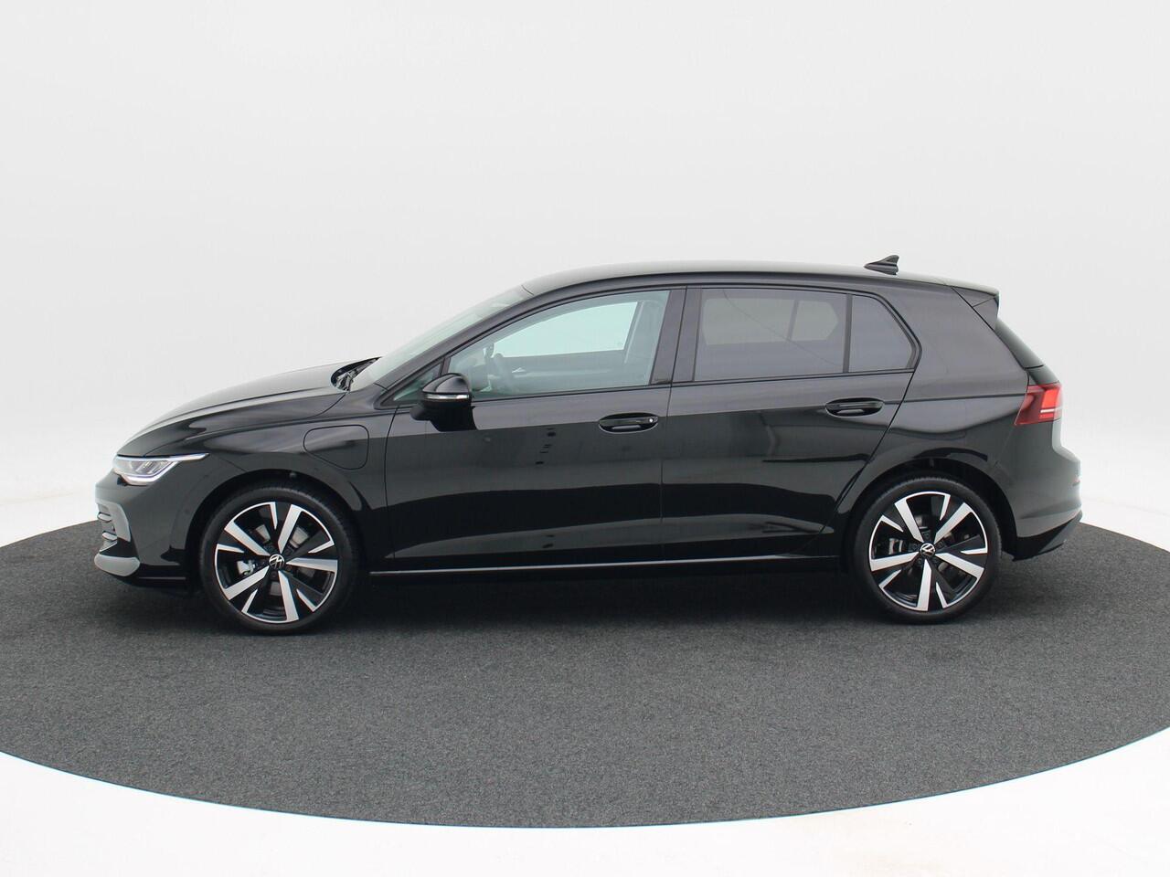 Volkswagen GOLF Life Edition 1.5 eHybrid 204 PK | Trekhaak | Navi | Camera | Stoelverwarming | 18" Lichtmetalen Velgen |