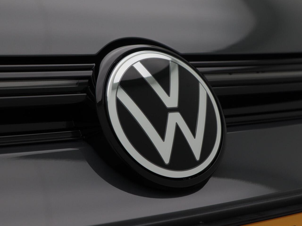 Volkswagen GOLF R-Line Edition 1.5 eTSI 150 PK Automaat | Trekhaak | Panorama dak | Harman/Kardon | Black Style | Head-up display |