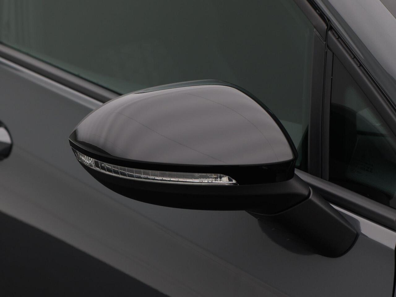 Volkswagen GOLF R-Line Edition 1.5 eTSI 150 PK Automaat | Trekhaak | Panorama dak | Harman/Kardon | Black Style | Head-up display |