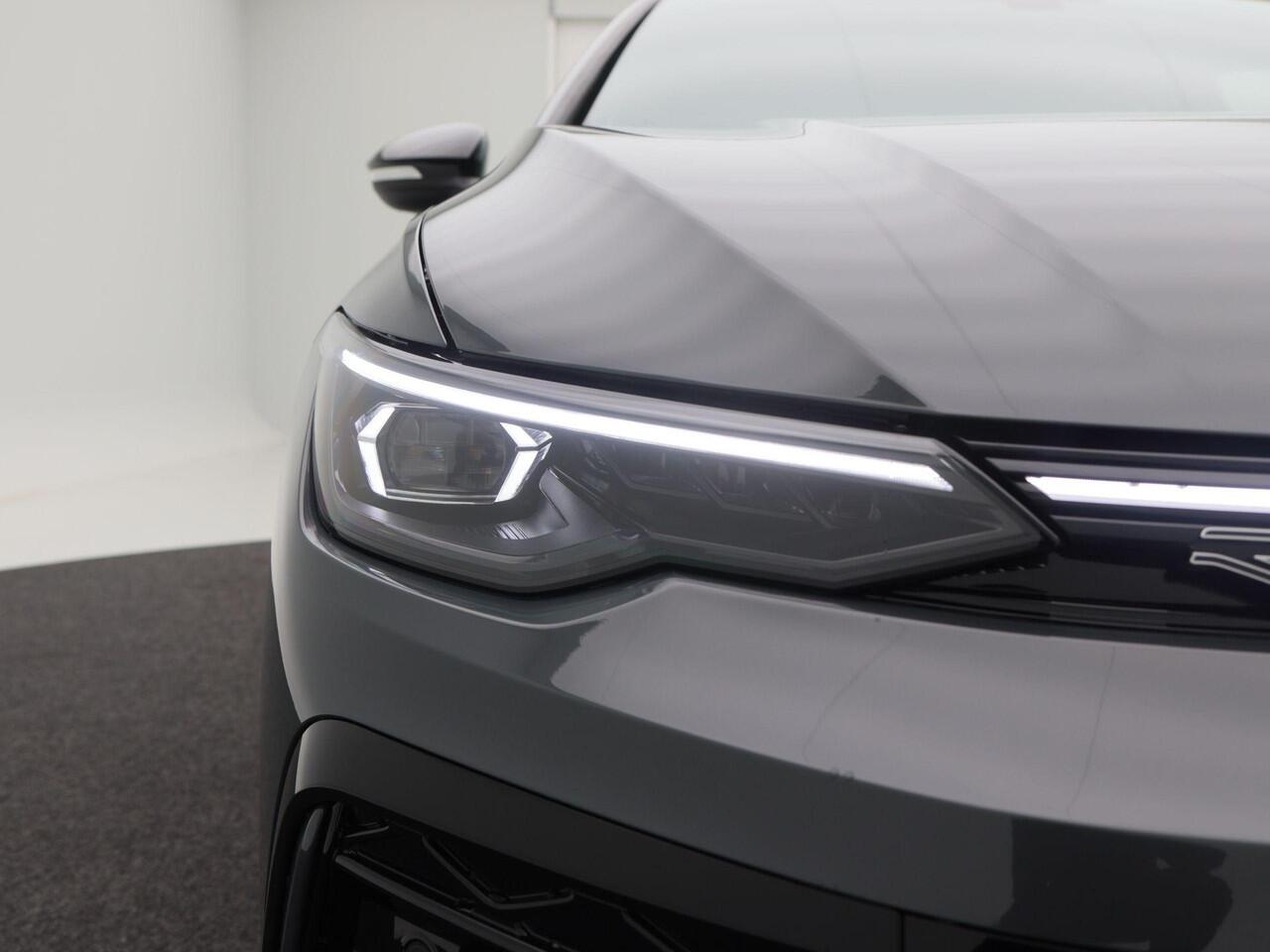 Volkswagen GOLF R-Line Edition 1.5 eTSI 150 PK Automaat | Trekhaak | Panorama dak | Harman/Kardon | Black Style | Head-up display |