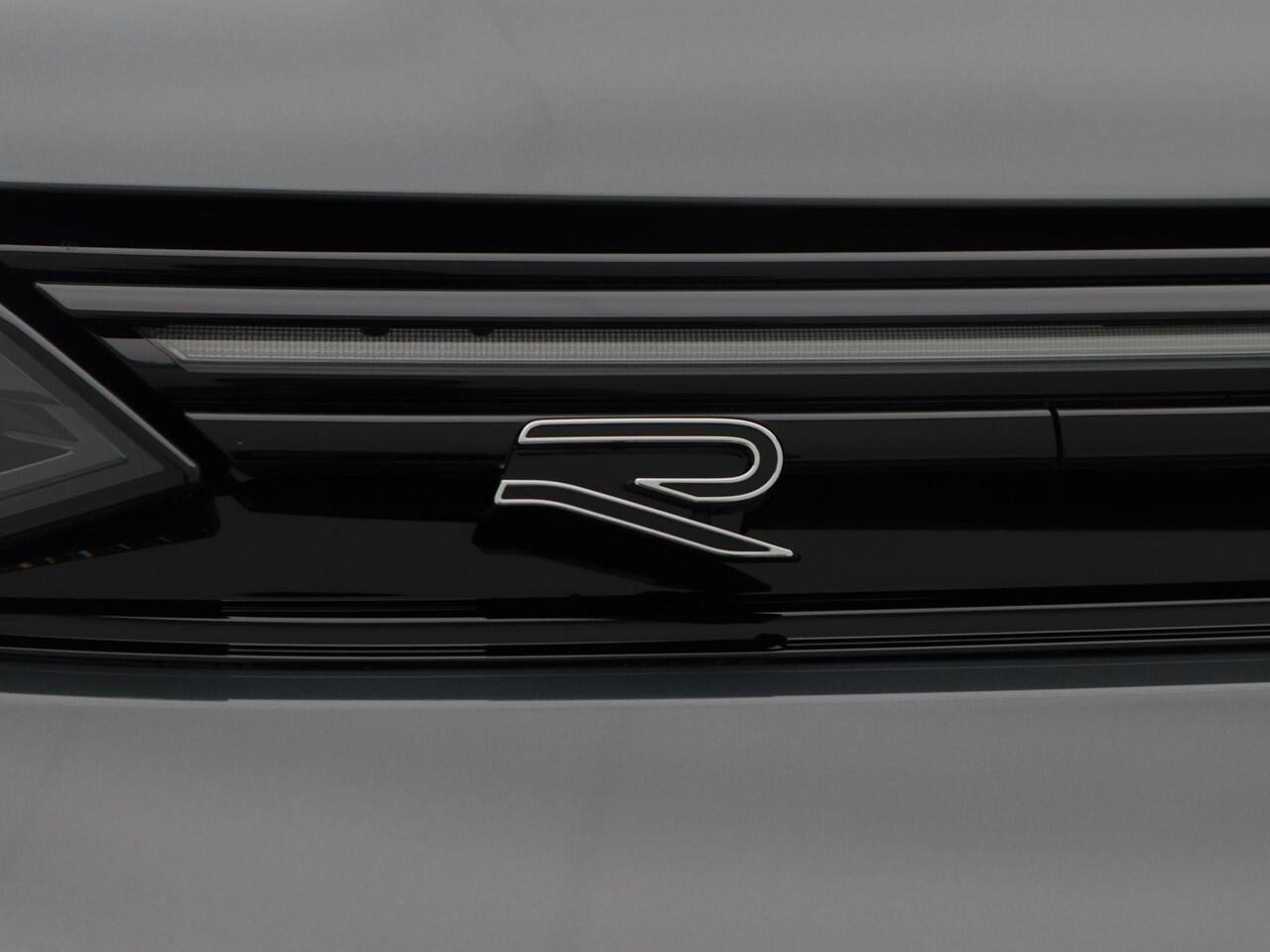 Volkswagen GOLF R-Line Edition 1.5 eTSI 150 PK Automaat | Trekhaak | Panorama dak | Harman/Kardon | Black Style | Head-up display |