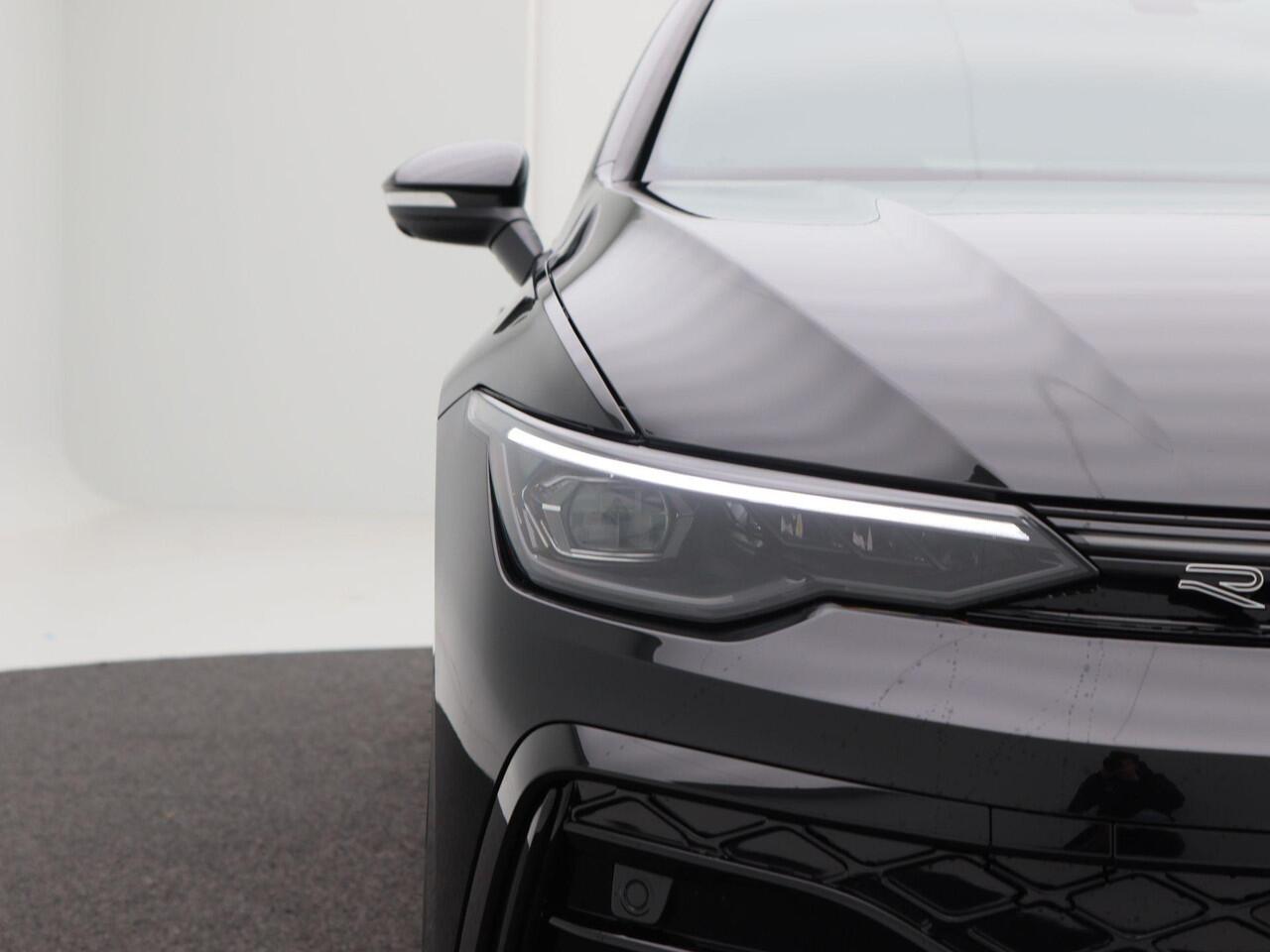 Volkswagen GOLF R-Line Edition 1.5 eTSI 116 PK | Trekhaak | 360 Camera | LED Matrix | Navi | Stoel- & Stuurverwarming |