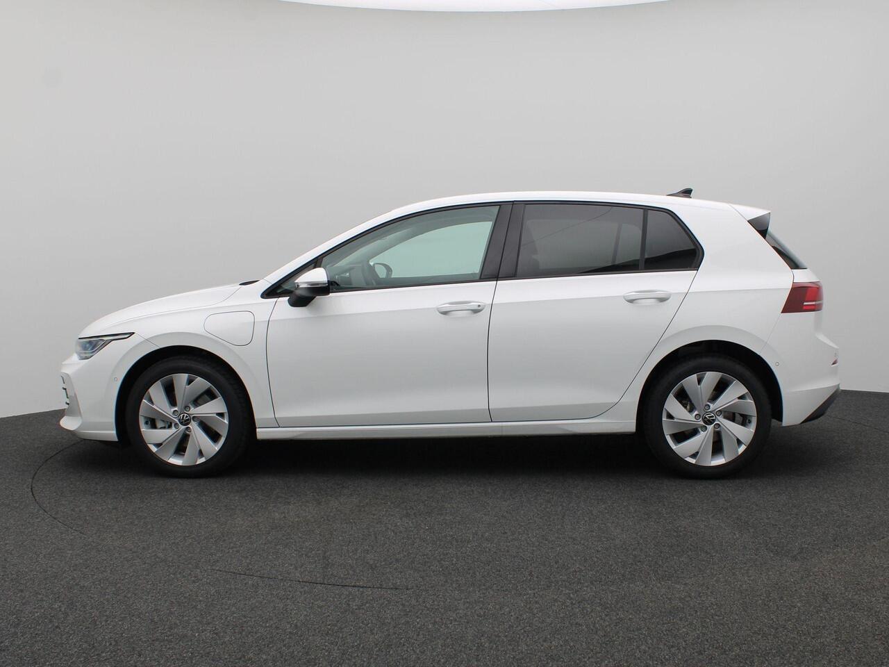 Volkswagen GOLF 1.5 eHybrid Life Edition 204PK DSG Trekhaak, Memorystoel, Ergo Active Stoelen, 17" LM Velgen, Keyless, Side Assist, Stoel-Stuurverwarming, Navi via Apple Carplay/Android Auto