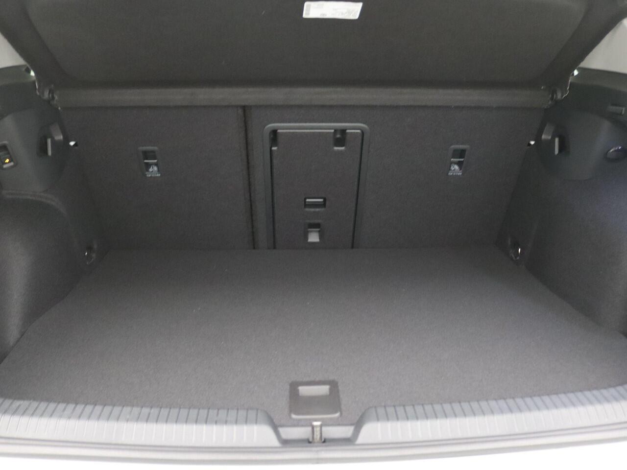 Volkswagen GOLF 1.5 eHybrid Life Edition 204PK DSG Trekhaak, Memorystoel, Ergo Active Stoelen, 17" LM Velgen, Keyless, Side Assist, Stoel-Stuurverwarming, Navi via Apple Carplay/Android Auto