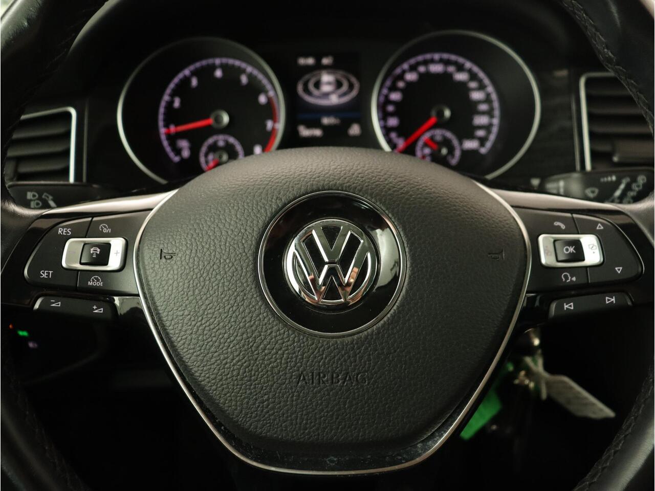 Volkswagen GOLF SPORTSVAN 1.5 TSI Highline Edition | Stoelverwarming | Trekhaak | Massage | Camera | Carplay | Full LED | Adaptive cruise | Navigatie | Climate control