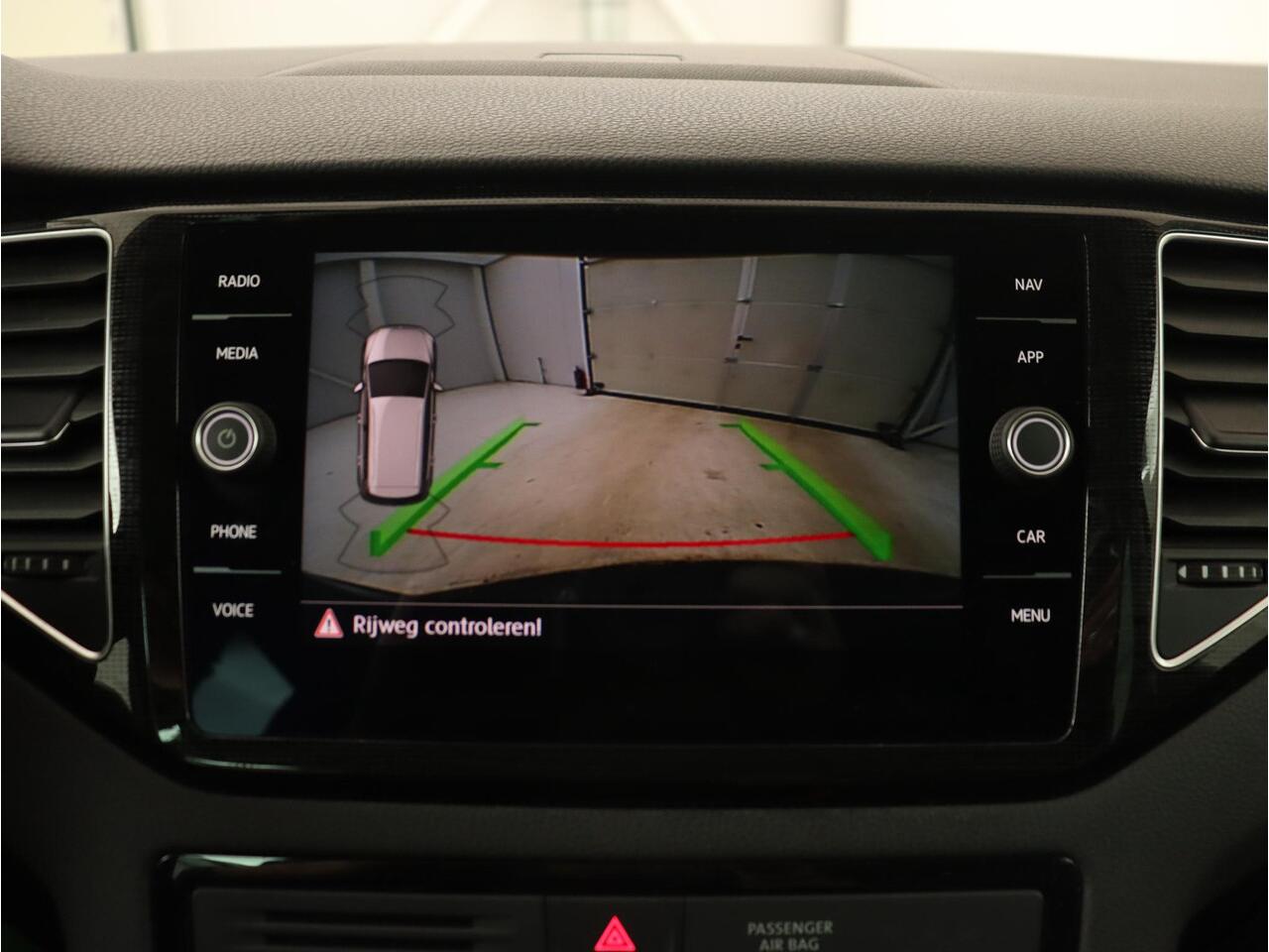 Volkswagen GOLF SPORTSVAN 1.5 TSI Highline Edition | Stoelverwarming | Trekhaak | Massage | Camera | Carplay | Full LED | Adaptive cruise | Navigatie | Climate control