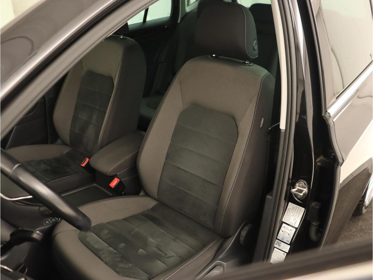 Volkswagen GOLF SPORTSVAN 1.5 TSI Highline Edition | Stoelverwarming | Trekhaak | Massage | Camera | Carplay | Full LED | Adaptive cruise | Navigatie | Climate control