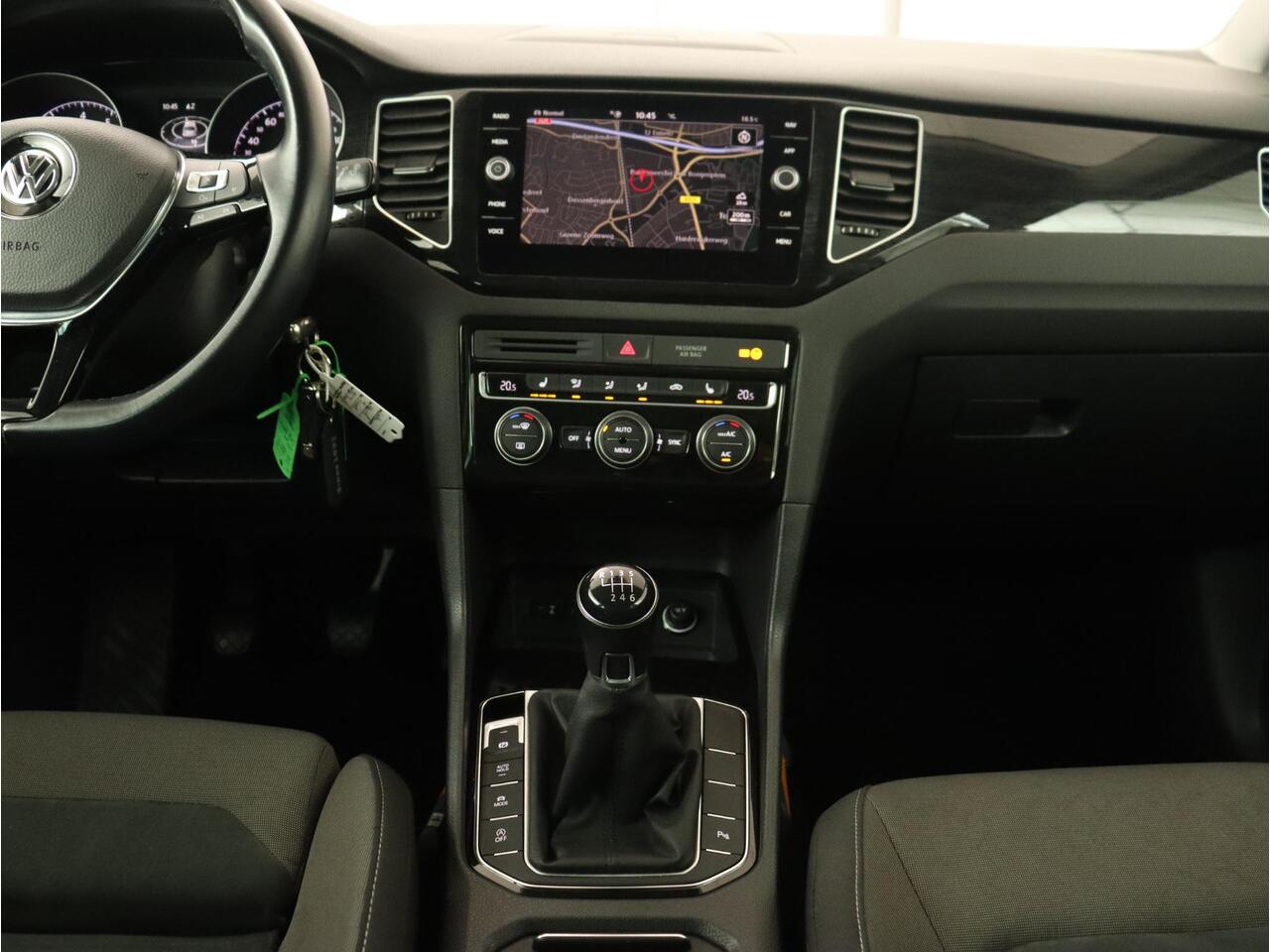 Volkswagen GOLF SPORTSVAN 1.5 TSI Highline Edition | Stoelverwarming | Trekhaak | Massage | Camera | Carplay | Full LED | Adaptive cruise | Navigatie | Climate control