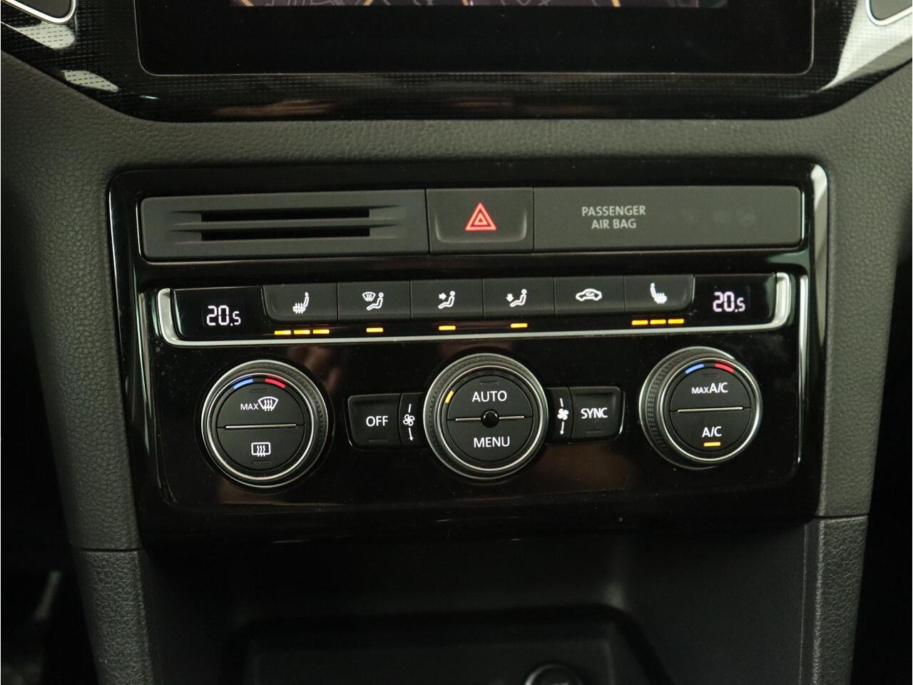 Volkswagen GOLF SPORTSVAN 1.5 TSI Highline Edition | Stoelverwarming | Trekhaak | Massage | Camera | Carplay | Full LED | Adaptive cruise | Navigatie | Climate control