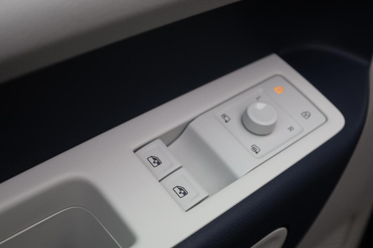 Volkswagen ID. Buzz Pro 8 Intro 77kWh 204PK / 150kW, Achteruitrijcamera (rear view), elektrisch uitklapbare trekhaak, DAB+, Lane Assist, adaptieve cruise control (acc), grootlichtassistent, 21'' LMV, draadloos telefoon opladen, geluidsimulator, verwarmbare vooruit, Apple Car